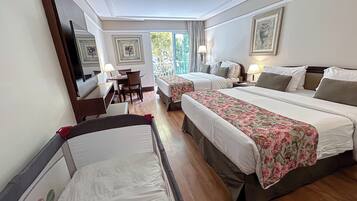 Luxo Familia Com Cama Extra | Roupas de cama antialérgicas, frigobar, cofres nos quartos, escrivaninha