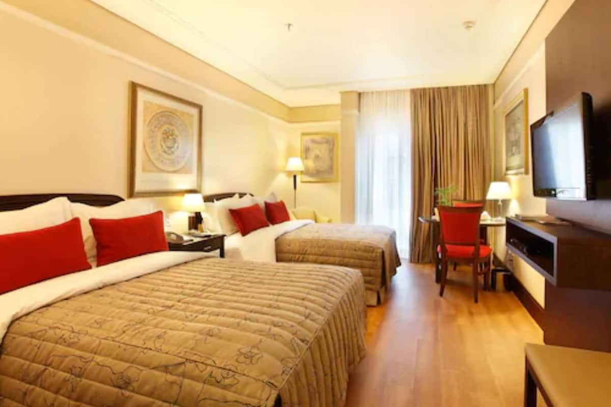 Hypo-allergenic bedding, minibar, in-room safe, desk