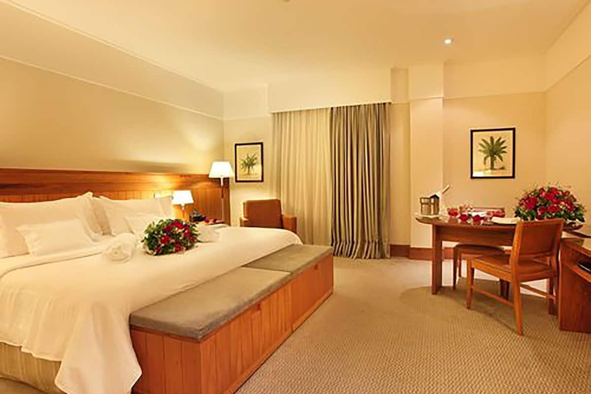 Hypo-allergenic bedding, minibar, in-room safe, desk