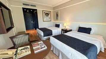 Luxo Twin | Hypo-allergenic bedding, minibar, in-room safe, desk