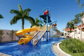 7 piscines extérieures, parasols de plage, chaises longues