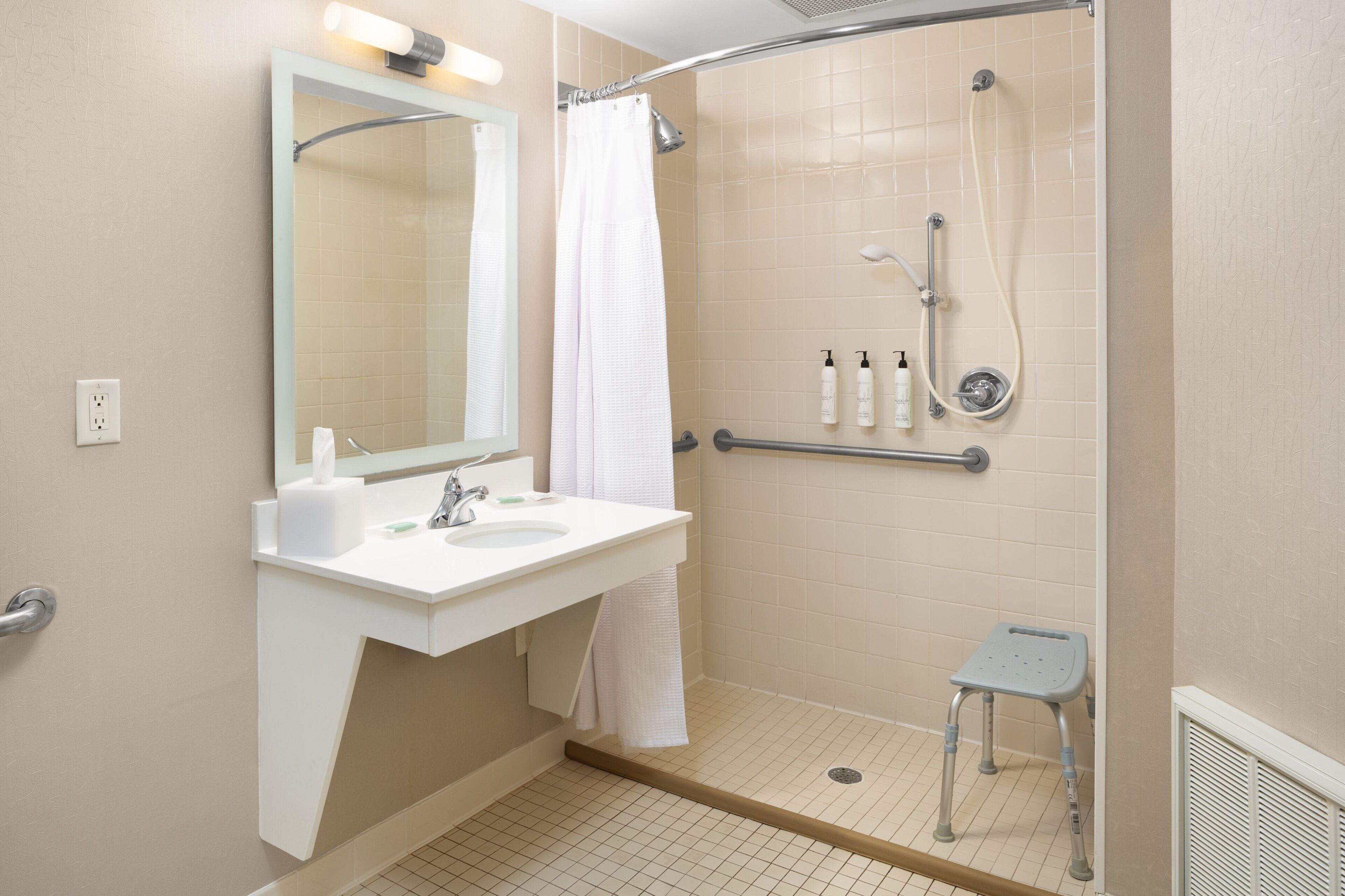 combined shower/bathtub, hair dryer, towels