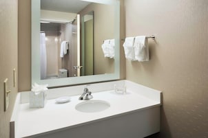 Bañera con ducha, secador de pelo, toallas