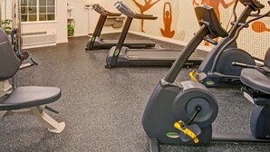 A gym with treadmills, stationary bikes, and a rowing machine. - MainStay Suites Northbrook Wheeling (Wheeling)