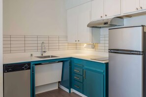 Full-sized fridge, microwave, stovetop, dishwasher
