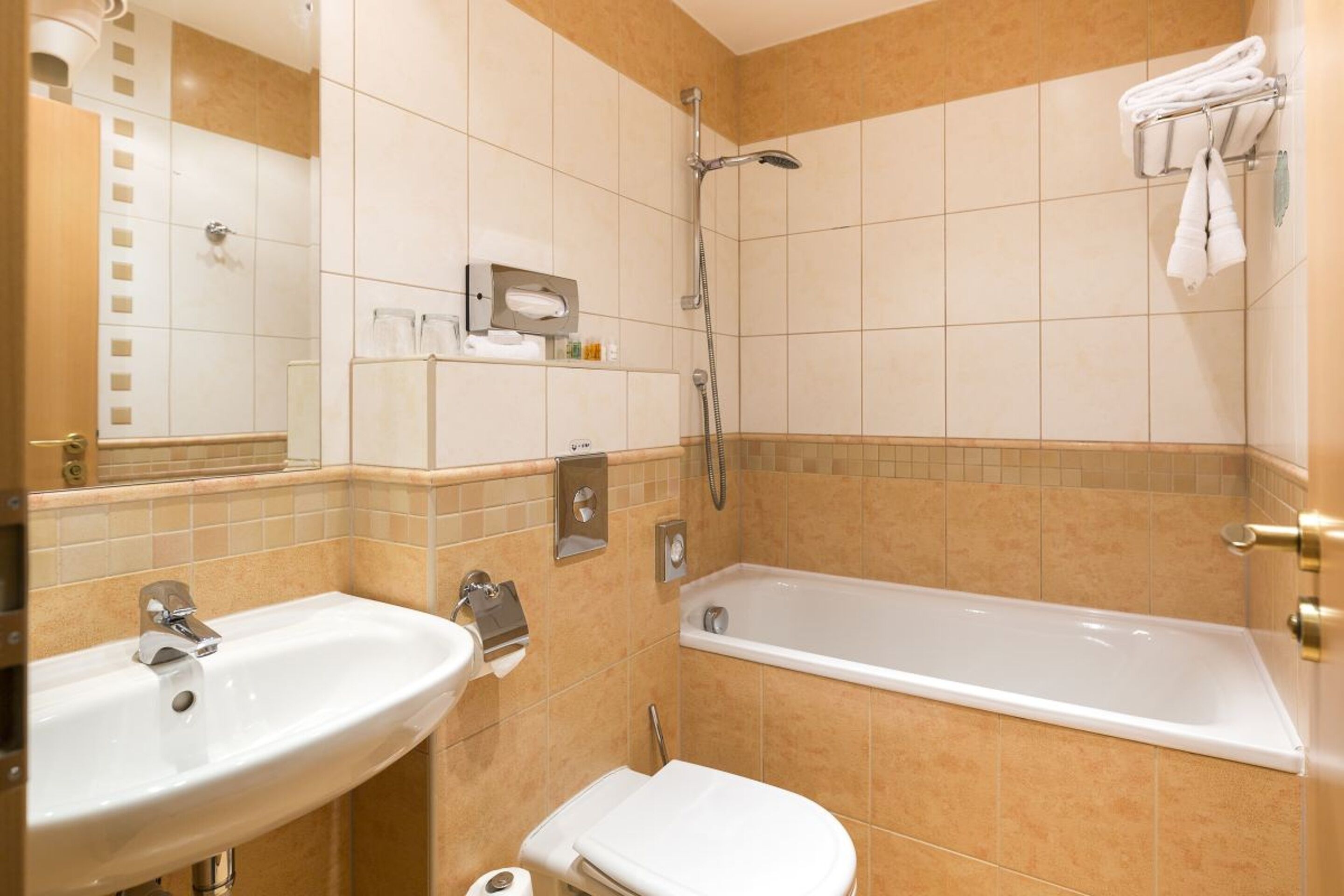 standard double or twin room | bathroom | hair dryer, towels, soap, shampoo