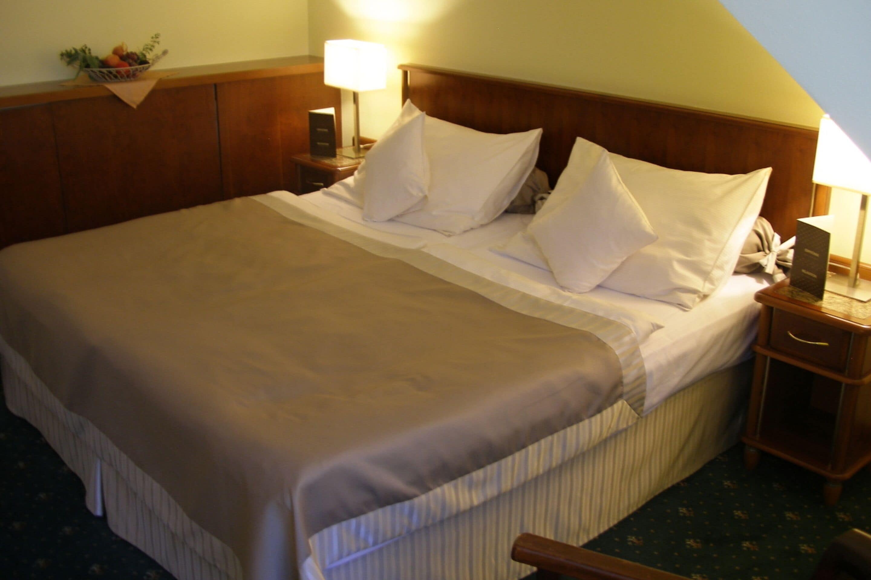 standard double or twin room | minibar, in-room safe, desk, blackout curtains