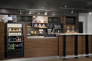 Päivittäinen tilauksen mukaan valmistettu aamiainen maksusta