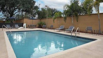 Piscina a l'aire lliure, para-sols i gandules