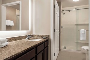 Combined shower/bathtub, free toiletries, hair dryer, towels