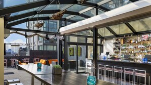 Bar auf der Dachterrasse