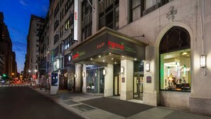Fassade der Unterkunft – Abend/Nacht