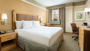 Zimmersafe, Schreibtisch, Verdunkelungsvorhänge, Bügeleisen/Bügelbrett
