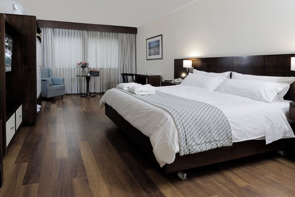 Premium bedding, minibar, in-room safe, desk - MR Hotel (Santiago)