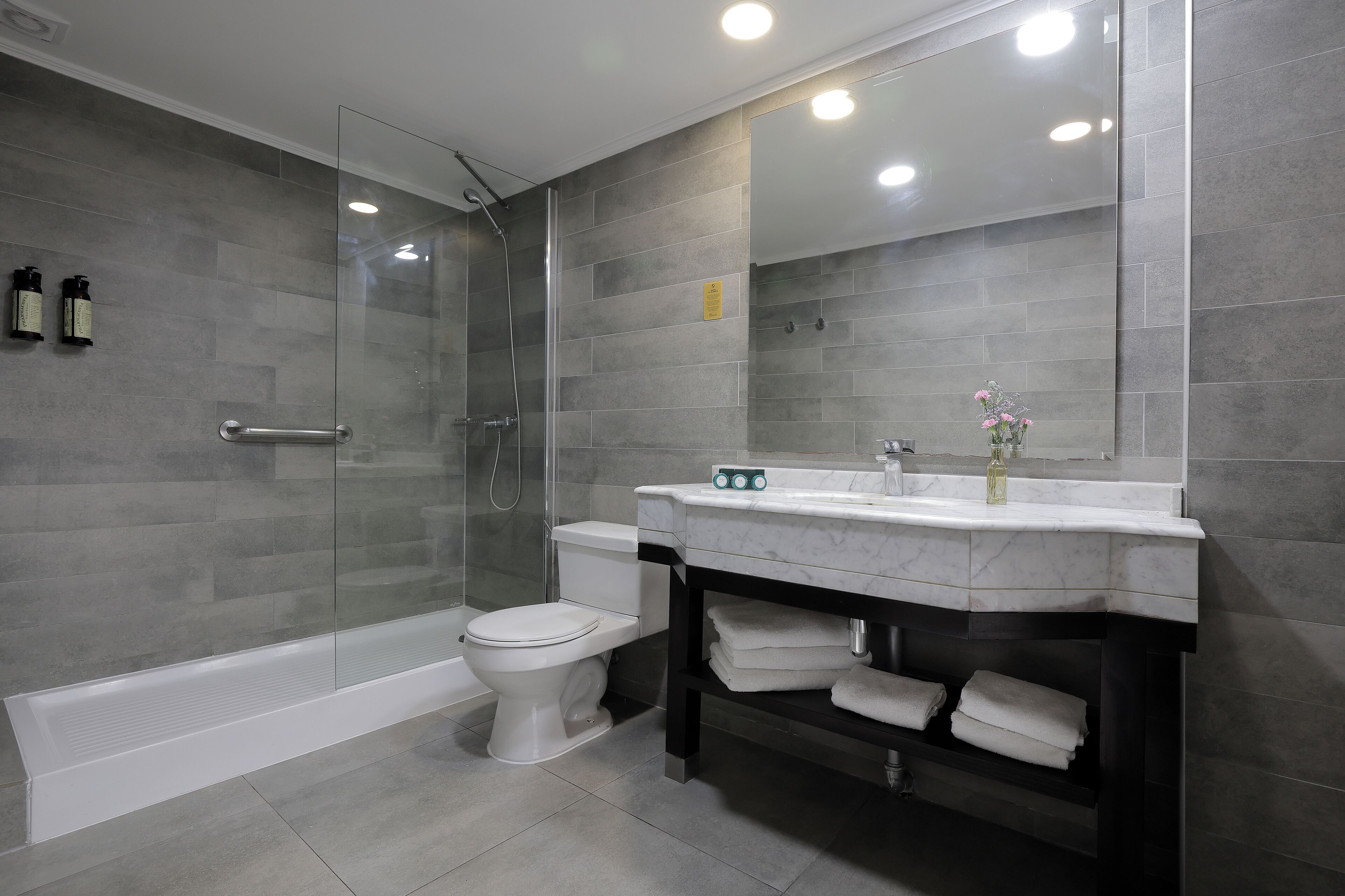 Baignoire relaxante profonde, articles de toilette de luxe