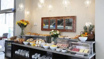 Desayuno bufé gratuito y diario
