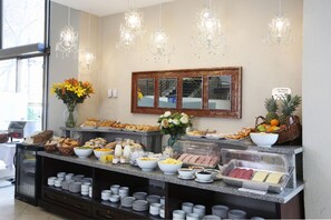 Free daily buffet breakfast - MR Hotel (Santiago)