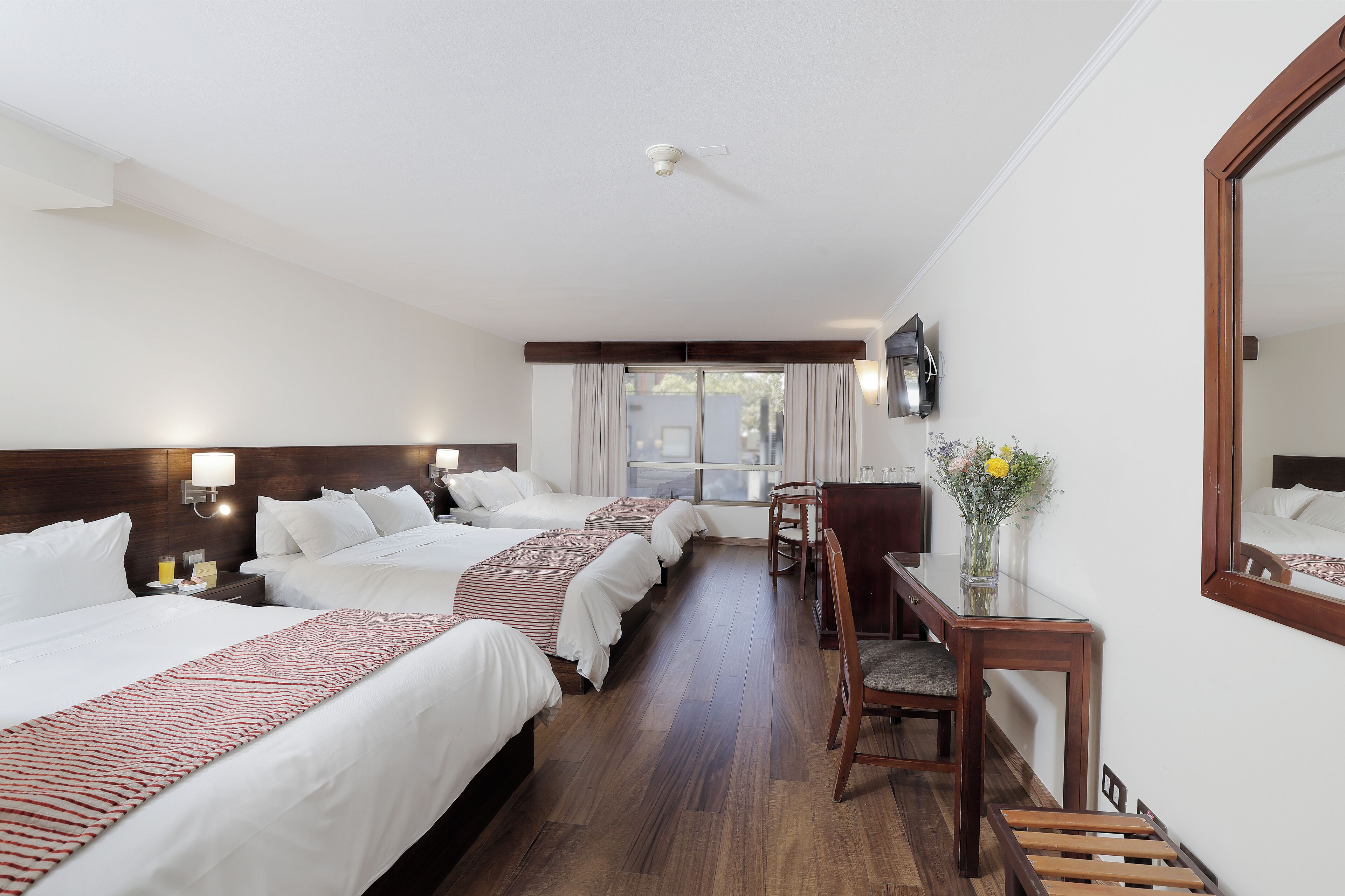 Standard Triple Room | Peralatan tempat tidur premium, bar mini, peti besi dalam bilik, meja 