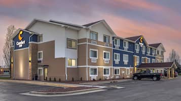 Un hotel Comfort Inn con un diseño moderno, que cuenta con varios pisos y un estacionamiento.