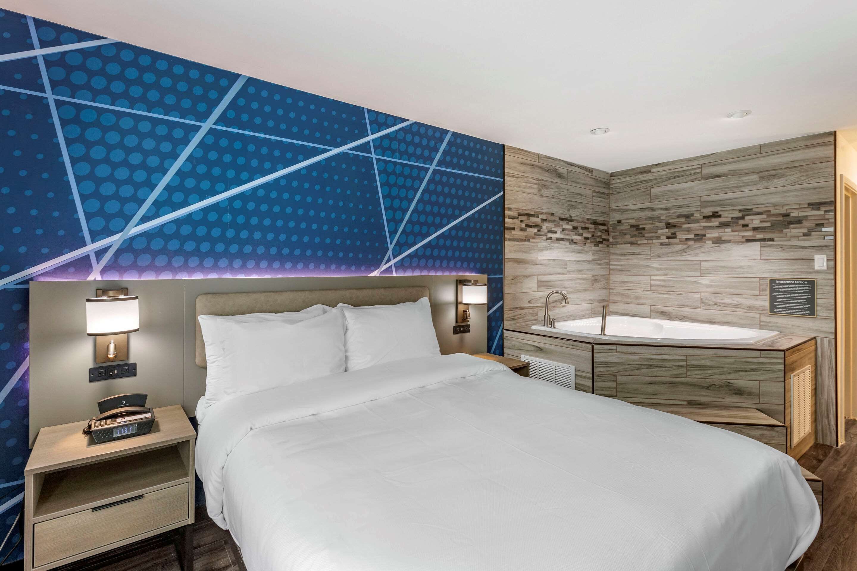 room, 1 queen bed, non smoking (promotional) | premium bedding, down duvets, pillow-top beds, desk