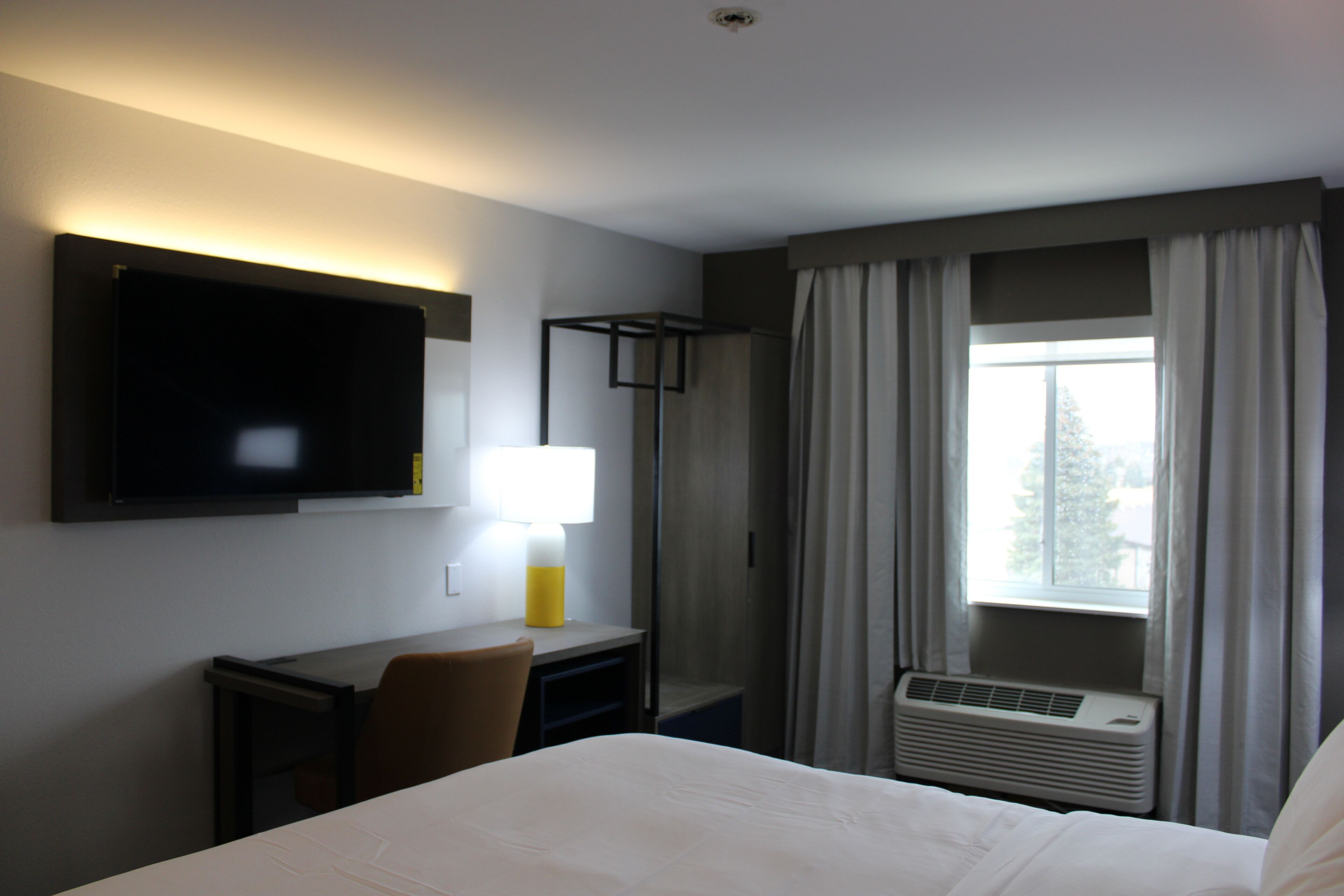 standard room, 1 king bed, non smoking | premium bedding, down duvets, pillow-top beds, desk