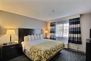 Cofres nos quartos, escrivaninha, ferros/tábuas de passar roupa