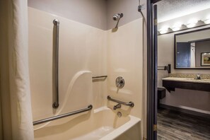 Combined shower/bathtub, free toiletries, hair dryer, towels - Baymont by Wyndham Madison West/Middleton WI West (Madison)