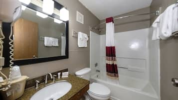 Combined shower/tub, free toiletries, towels