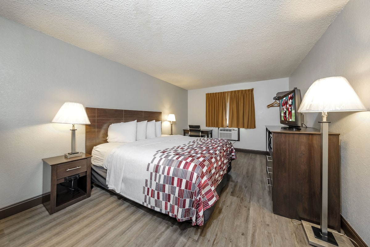 Desk, laptop workspace, free cribs/infant beds, free WiFi