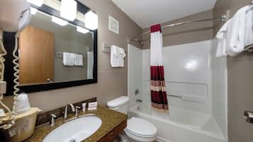 Combined shower/tub, free toiletries, towels