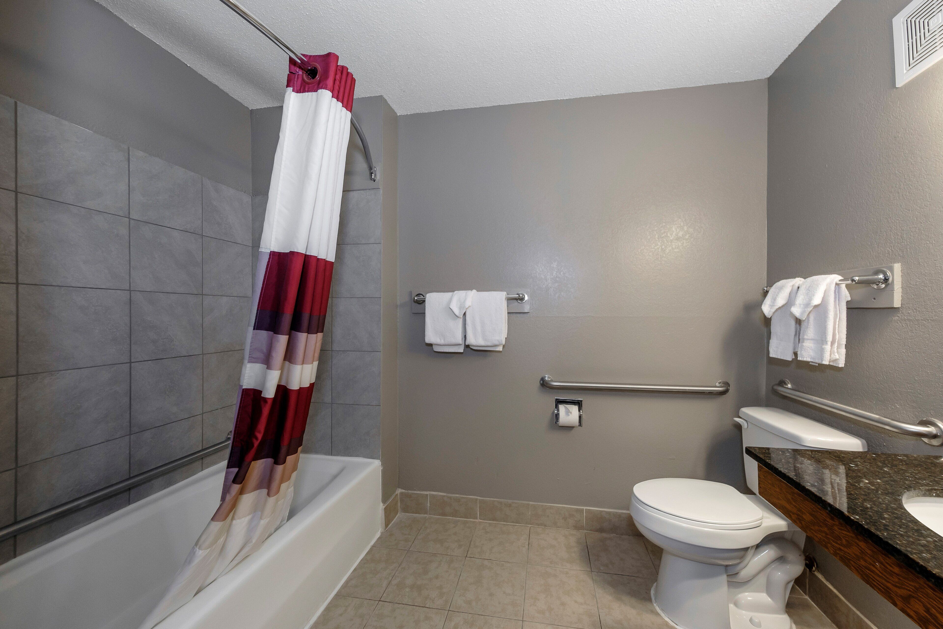 Deluxe Room, 1 King Bed, Accessible, Non Smoking | Bathroom | Combined shower/tub, free toiletries, towels