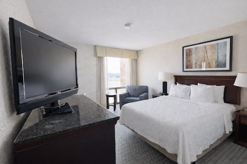 Habitación estándar, 1 cama Queen size, tina para personas con discapacidad | Escritorio, cortinas blackout y tabla de planchar con plancha