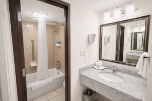 Duschwanne, kostenlose Toilettenartikel, Haartrockner, Handtücher