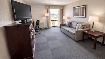 Deluxe kamer, 1 queensize bed met slaapbank (Refrigerator & Microwave) | Woonruimte | Een 42-inch lcd-televisie met kabelzenders en een televisie