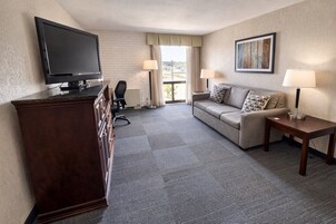 Quarto luxo, 1 cama Queen e sofá-cama (Refrigerator & Microwave) | Área de estar | TV LCD 42 polegadas com canais a cabo, TV