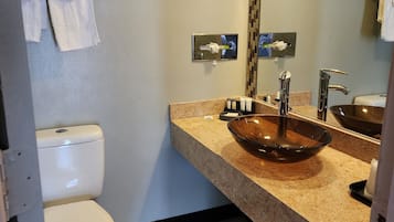 Quarto luxo, para fumantes (Jacuzzi) | Escrivaninha, quartos à prova de som, Wi-Fi de cortesia, roupa de cama
