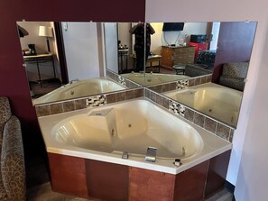 Deluxe Room, Non Smoking (Jacuzzi) | Private spa tub - Scottish Inns Harrisburg - Hershey South (Camp Hill)