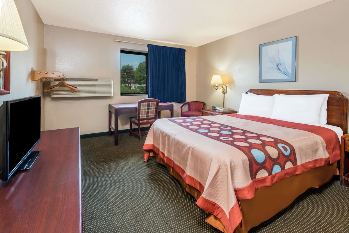 Laptop workspace, blackout curtains, iron/ironing board, free WiFi