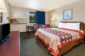 Laptop workspace, blackout curtains, iron/ironing board, free WiFi