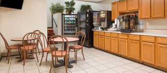 Super 8 by Wyndham Bridgeton/arpt/st Louis Area