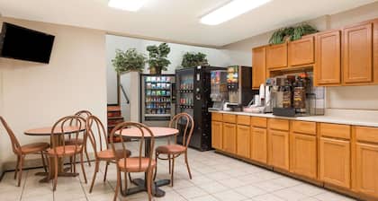 Super 8 by Wyndham Bridgeton/arpt/st Louis Area