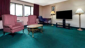 Laptop workspace, blackout curtains, iron/ironing board (on request) - Super 8 by Wyndham Bridgeton/arpt/st Louis Area (Bridgeton)