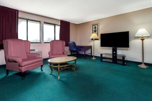 Espacio para trabajar con laptop y cortinas blackout 