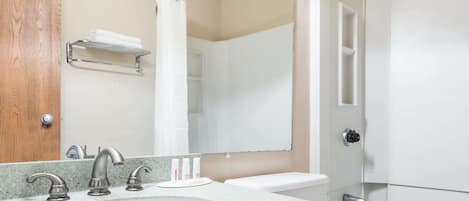 Tina con regadera, amenidades de baño gratuitas, secadora de cabello