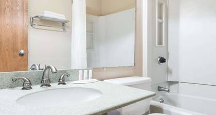 Super 8 by Wyndham Bridgeton/arpt/st Louis Area