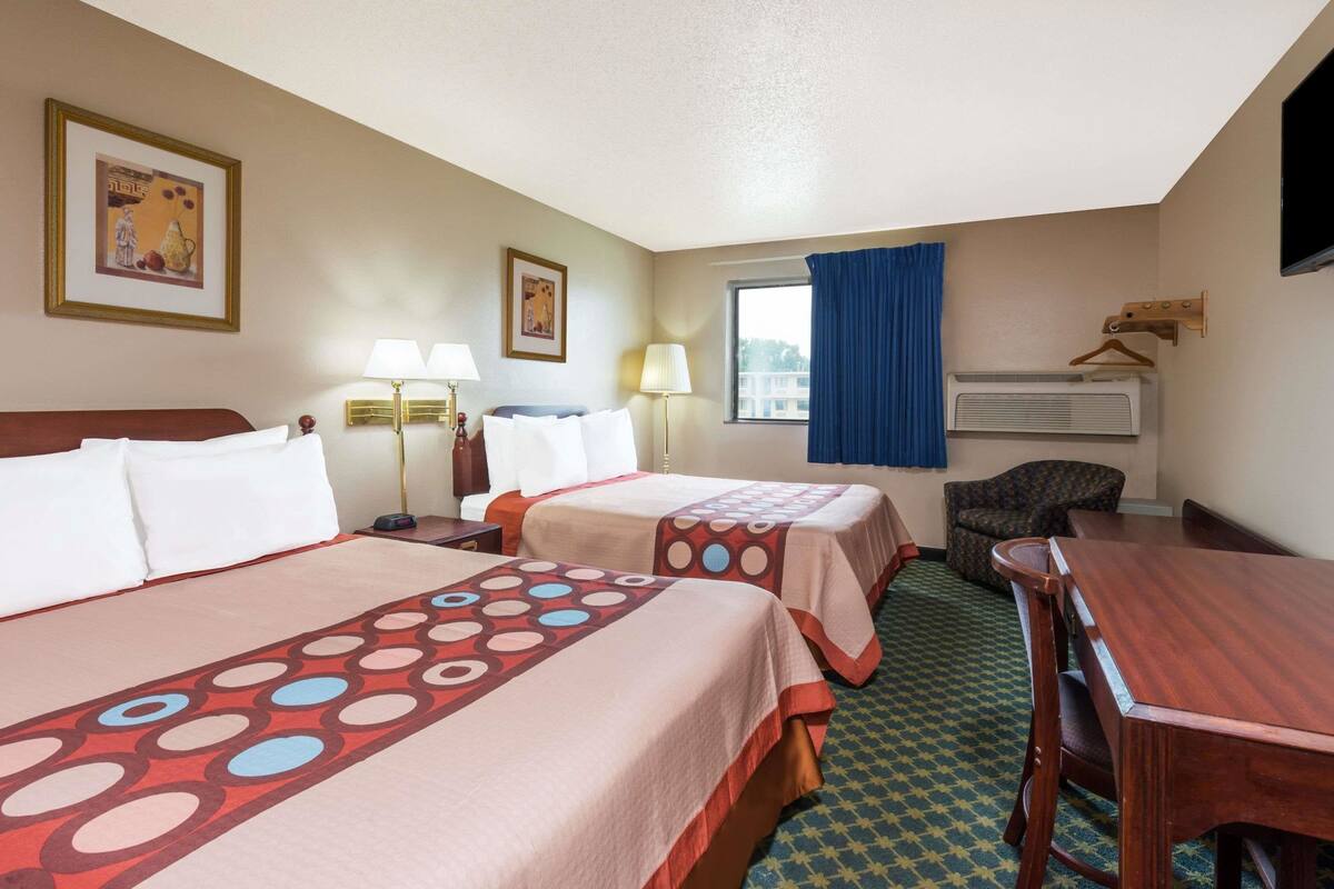 Laptop workspace, blackout curtains, iron/ironing board, free WiFi