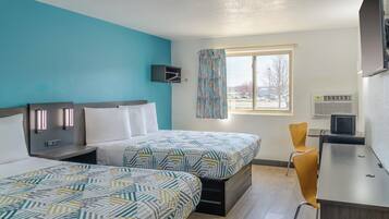 Dilengkapi dengan perabotan berbeda-beda dan meja kerja