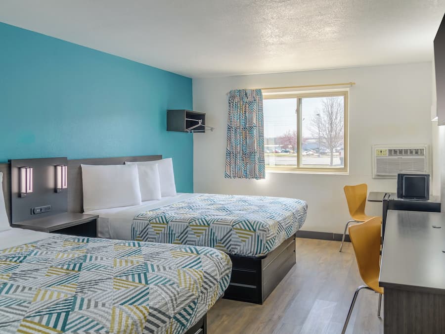 Individuell eingerichtet, Schreibtisch, Verdunkelungsvorhänge