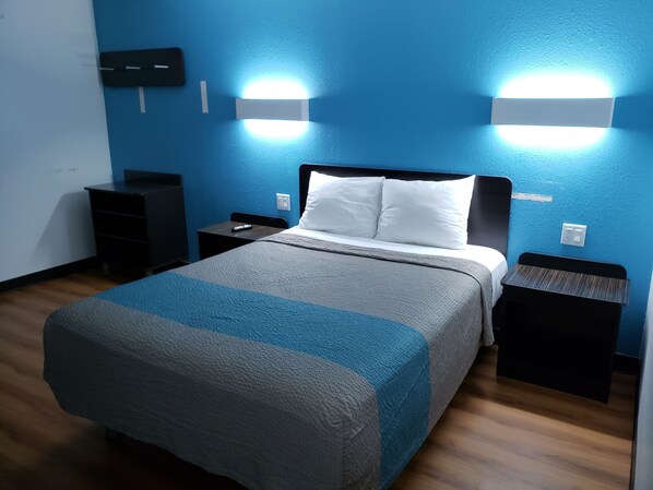 Muebles diferentes, escritorio y cortinas blackout 