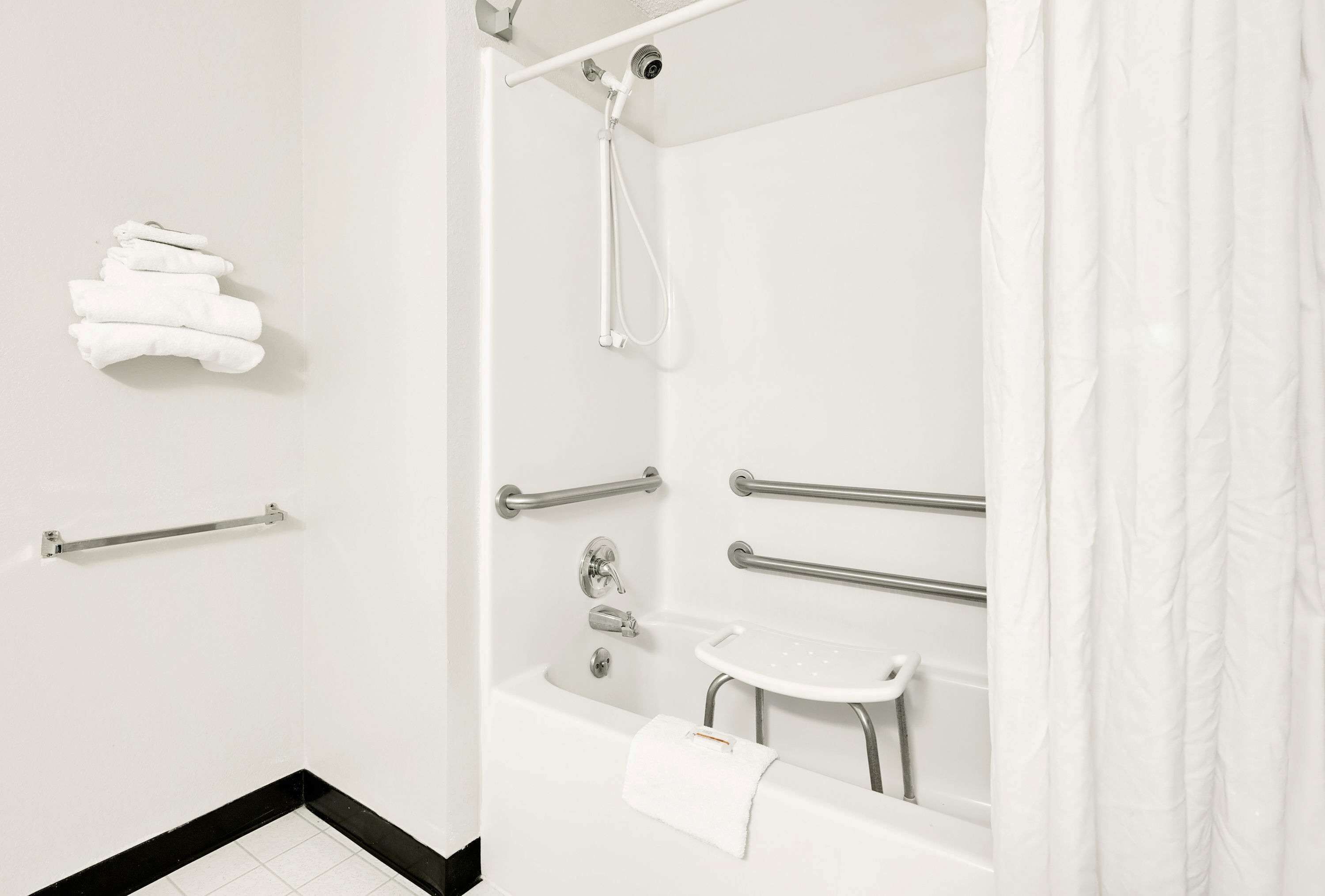 Habitación, 1 cama de matrimonio, no fumadores (Mobility, Bathtub w/Grab Bars) | Baño | Ducha y bañera combinadas y artículos de higiene personal gratuitos